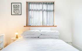 Modern 3 Bedroom House Close To Ferry And City Centre